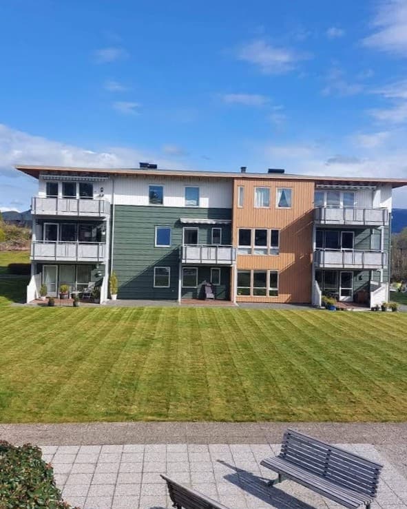 Pent vedlikeholdt uteområde etter gressklipping i Bergen